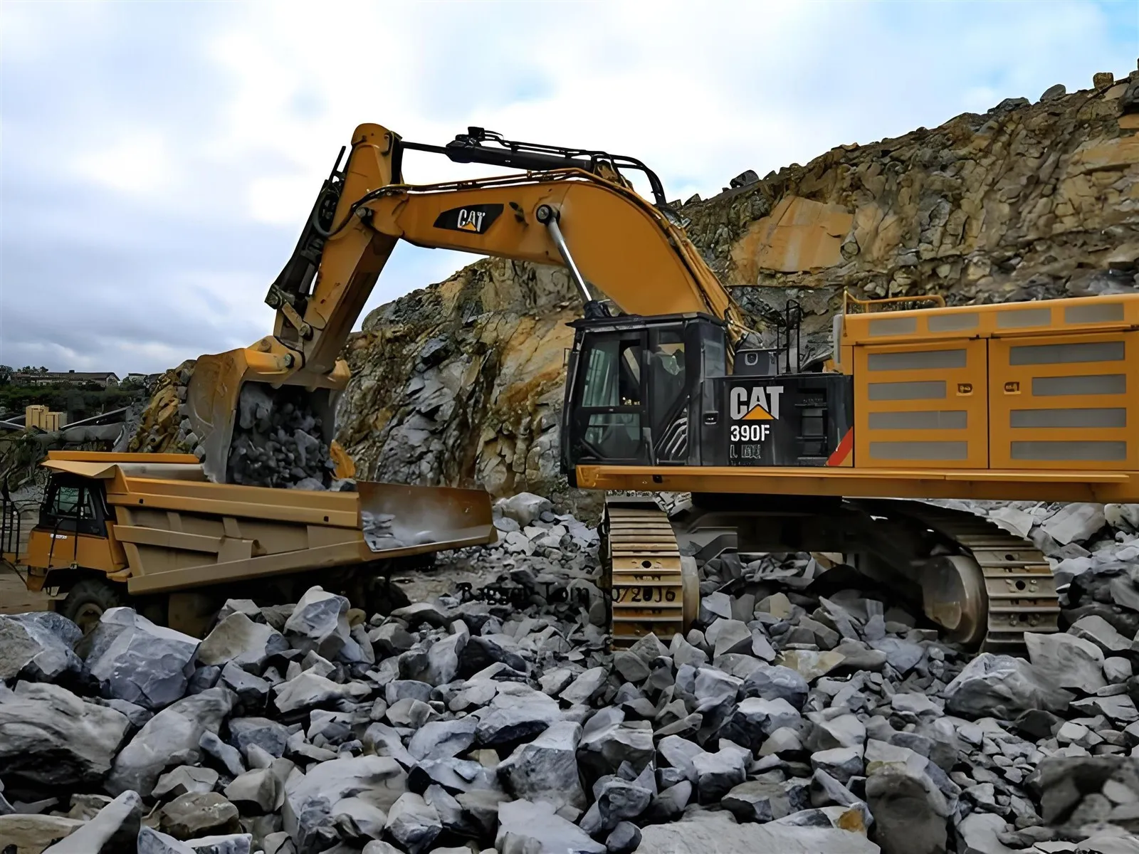 Cat 6015B Bucket Cat 6015B Bucket